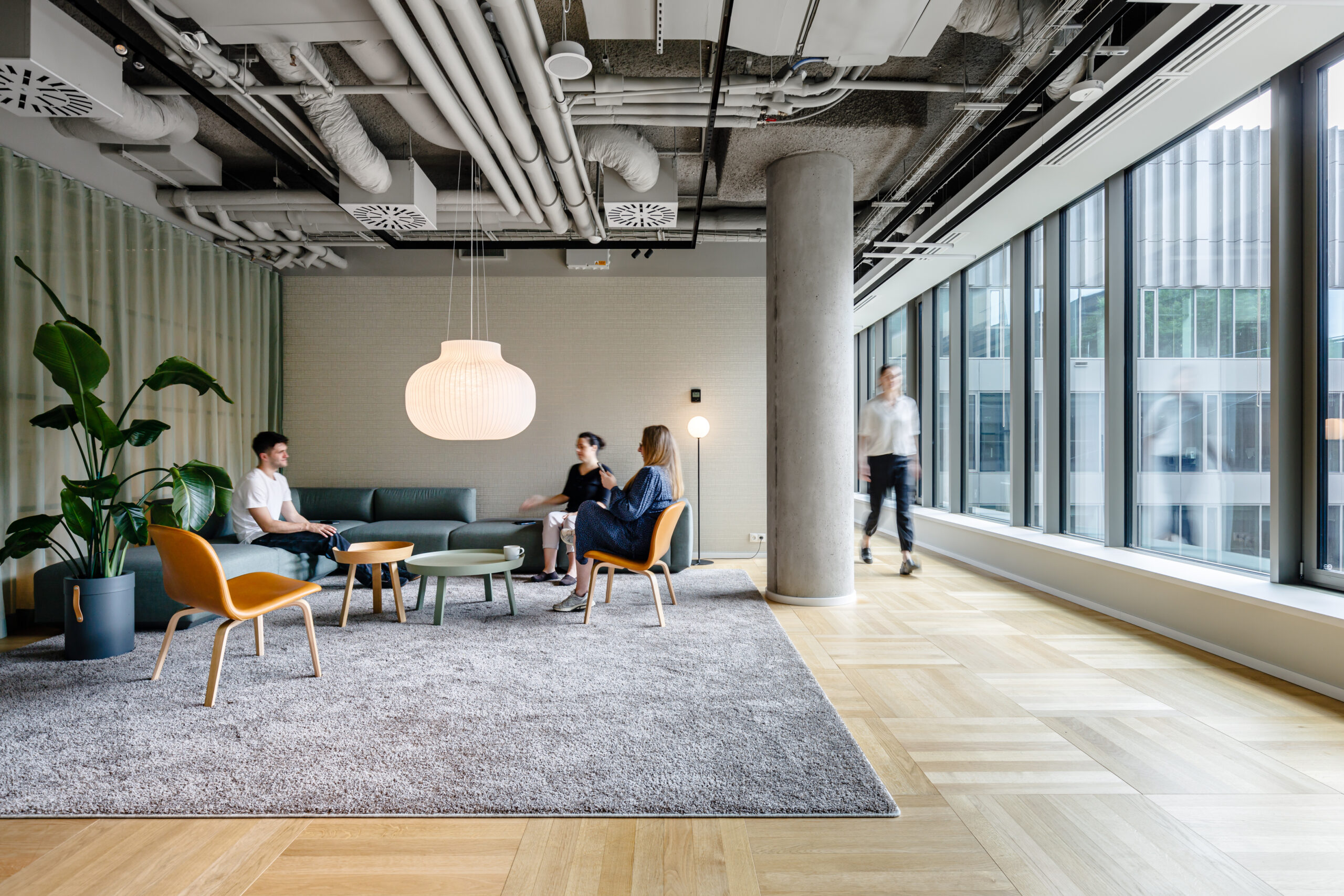 Pokój biurowy, który zdobi zieleń